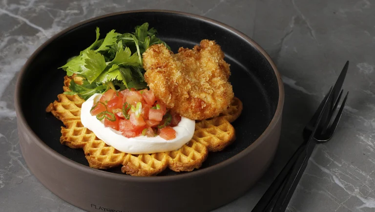 Fritattua kanaa ja bataattivohvelia