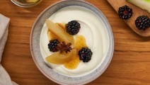 Gepocheerde peren met steranijs en braam als topping voor Skyr