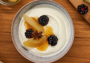 Gepocheerde peren met steranijs en braam als topping voor Skyr