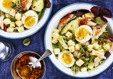 Kycklingsallad med ägg och ost