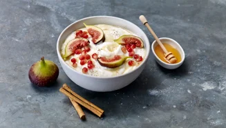 Skyr bowl with pomegranate and fig