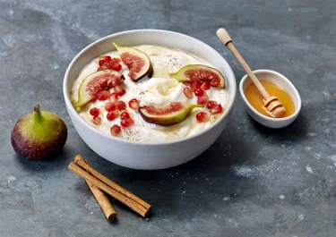 Skyr bowl with pomegranate and fig
