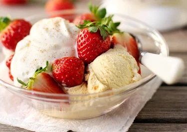 Jordgubbar, glass och grädde