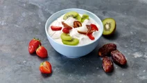 Kiwi en aardbei als topping voor skyr