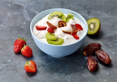 Kiwi en aardbei als topping voor skyr