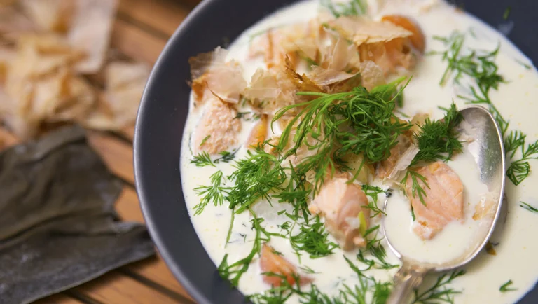 Lohidashiin keitetty kalakeitto