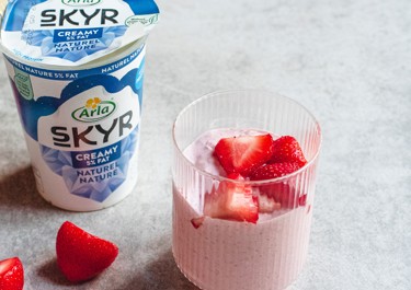 Strawberry cheesecake frozen yoghurt met skyr 