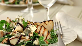 Sallad med ost och grillat päron
