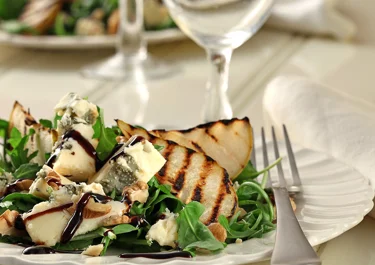 Sallad med ost och grillat päron