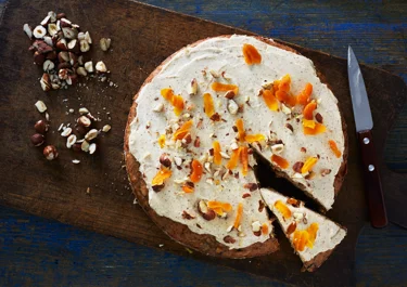 Frukt- och nötkaka med kanelfrosting