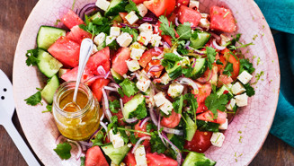 Vesimeloni-kurkkusalaatti