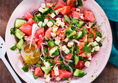 Vesimeloni-kurkkusalaatti