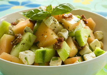 Mehukas Apetina-kurkku-melonisalaatti