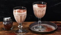 Chocolade-eiwitmelk met banaan