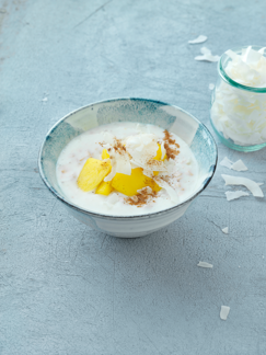 Skyr-Porridge mit Dinkel, Mango und Kokosnuss