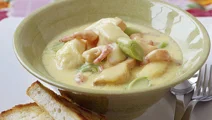 Thaigryta med fisk och räkor