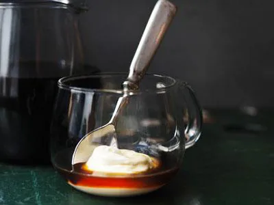 Att få ut smaken ur en ensam råvara till en buljong som kan serveras som ett spännande tillbehör till varierade rätter på menyn, mixas till sås eller serveras som ensamrätt är ganska unikt. Kålens unika smak som uppstår vid rostning tas till vara på bästa sätt.