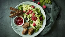 Oksedeller med hindbærsalat
