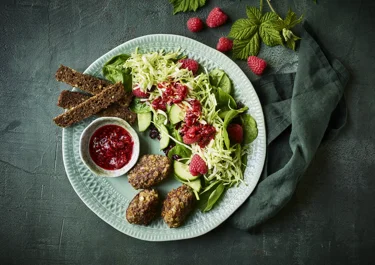 Oksedeller med hindbærsalat