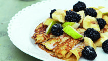 Havregrynspandekager med frugtsalat