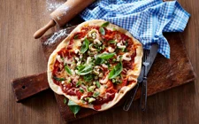 Grilled pizza with garlic-marinated prawns