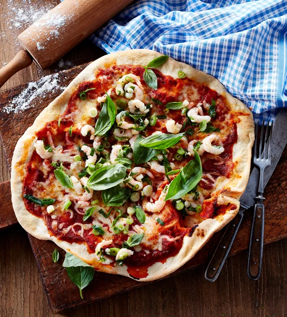 Grilled pizza with garlic-marinated prawns