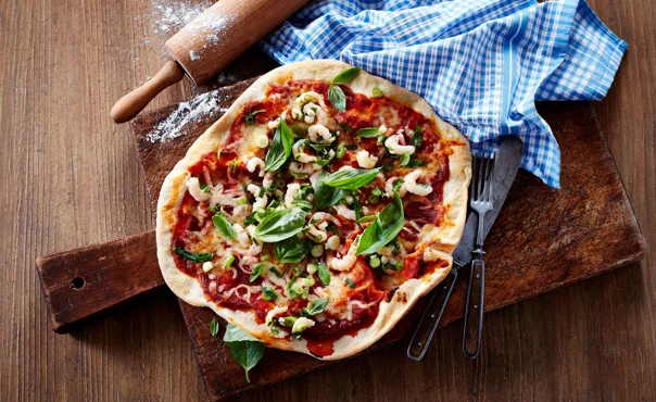Grilled pizza with garlic-marinated prawns