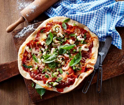 Pizza på grill med hvidløgsmarinerede rejer