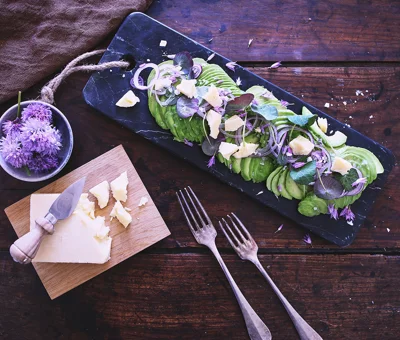 Avocado carpaccio mit castello cheddar extra lange gereift