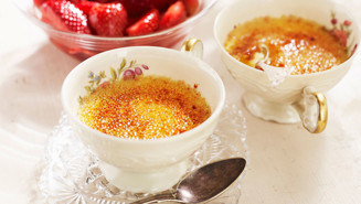 Creme brulee ja mansikkasurvosta