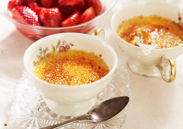 Creme brulee ja mansikkasurvosta