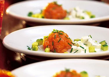 Laxtartar med ingefärstsatsiki