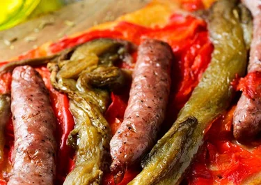 Coca de verduras asadas con salchichas gratinadas