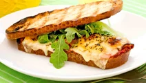 Grillad pizzamacka med färsk oregano