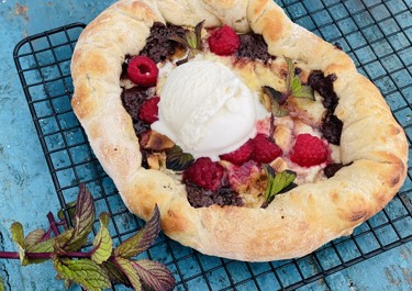Dessertpizza med chokolade og hindbær