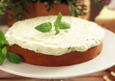 Frusen rabarberkräm på mandelkaka