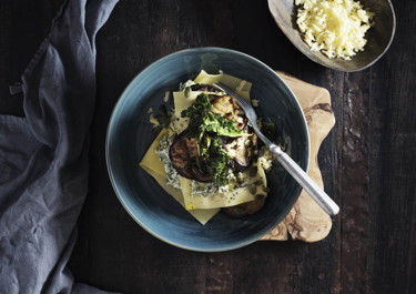Åben lasagne med aubergine og grønkålspesto