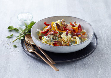 Pasta i oreganofløde med stegte peberfrugter