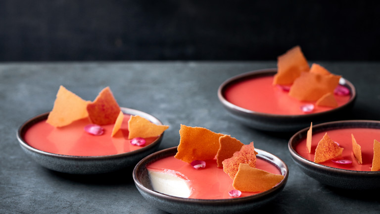 Panna cotta med kefir og rabarber/rosengeranium gelé