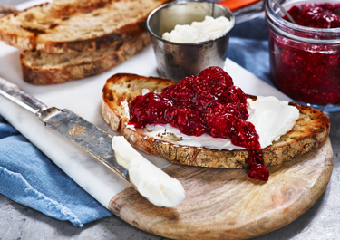 Toast med flødeost og chia-hindbærkompot