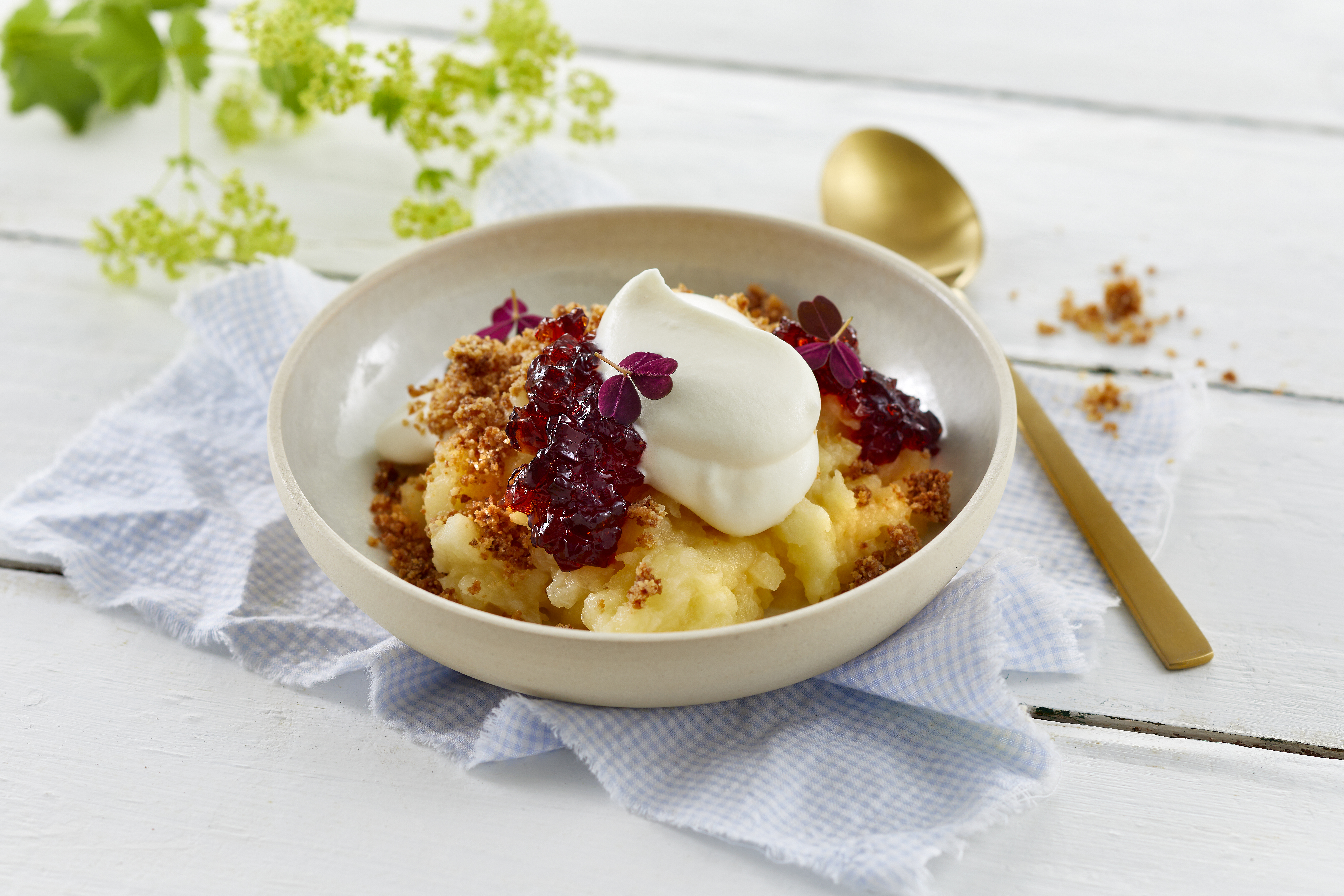Gammeldags æblekage med ristet rasp og flødeskum Arla