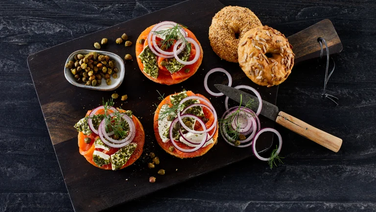 Hausgemachte Räucherlachs-Bagels mit Frischkäse