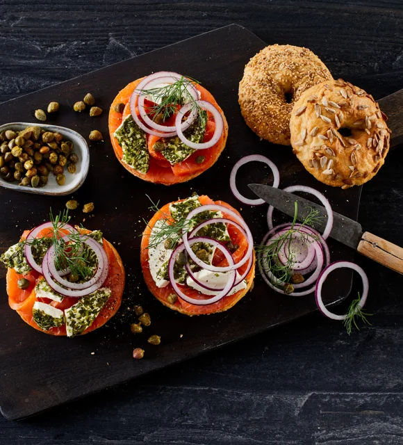 HOMEMADE SMOKED SALMON BAGELS WITH CREAM CHEESE