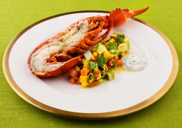 Nykokt hummer med grönsakscevice och korianderyoghurt