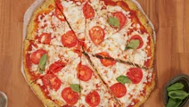 Pizza Margherita met bloemkoolbodem