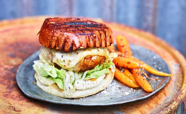 Wildburger mit Speck, Cheddar und Wacholderbeercreme