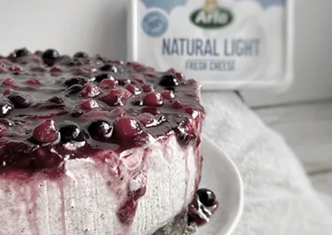 Cheesecake de oreo y frutos rojos con Arla Queso de untar Natural Light