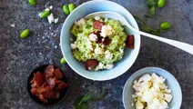 Edamamehummus med fetaost och bacon