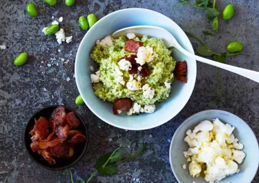 Edamamehummus med fetaost och bacon