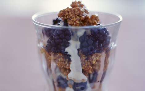 Brombær med vaniljecreme og sprød sesamkaramel